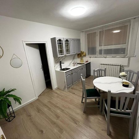Apartamento Apartman Gold Maris Karlovac Exterior foto