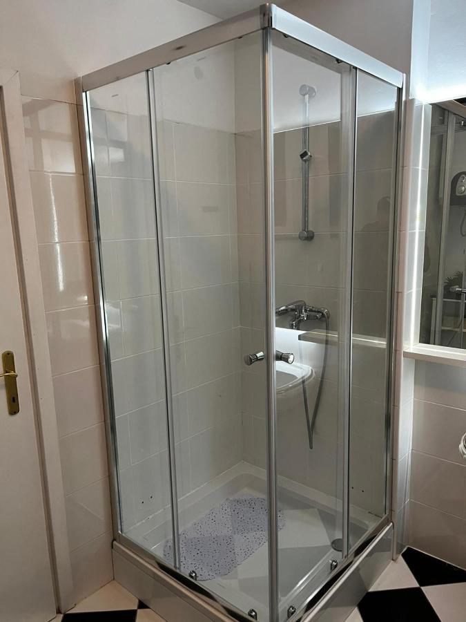 Apartamento Apartman Gold Maris Karlovac Exterior foto