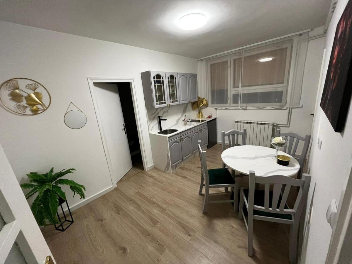 Apartamento Apartman Gold Maris Karlovac Exterior foto