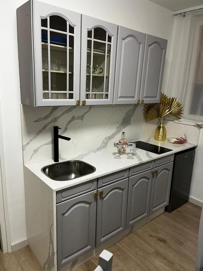 Apartamento Apartman Gold Maris Karlovac Exterior foto